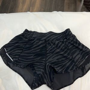 lululemon hotty hot shorts 2.5 length